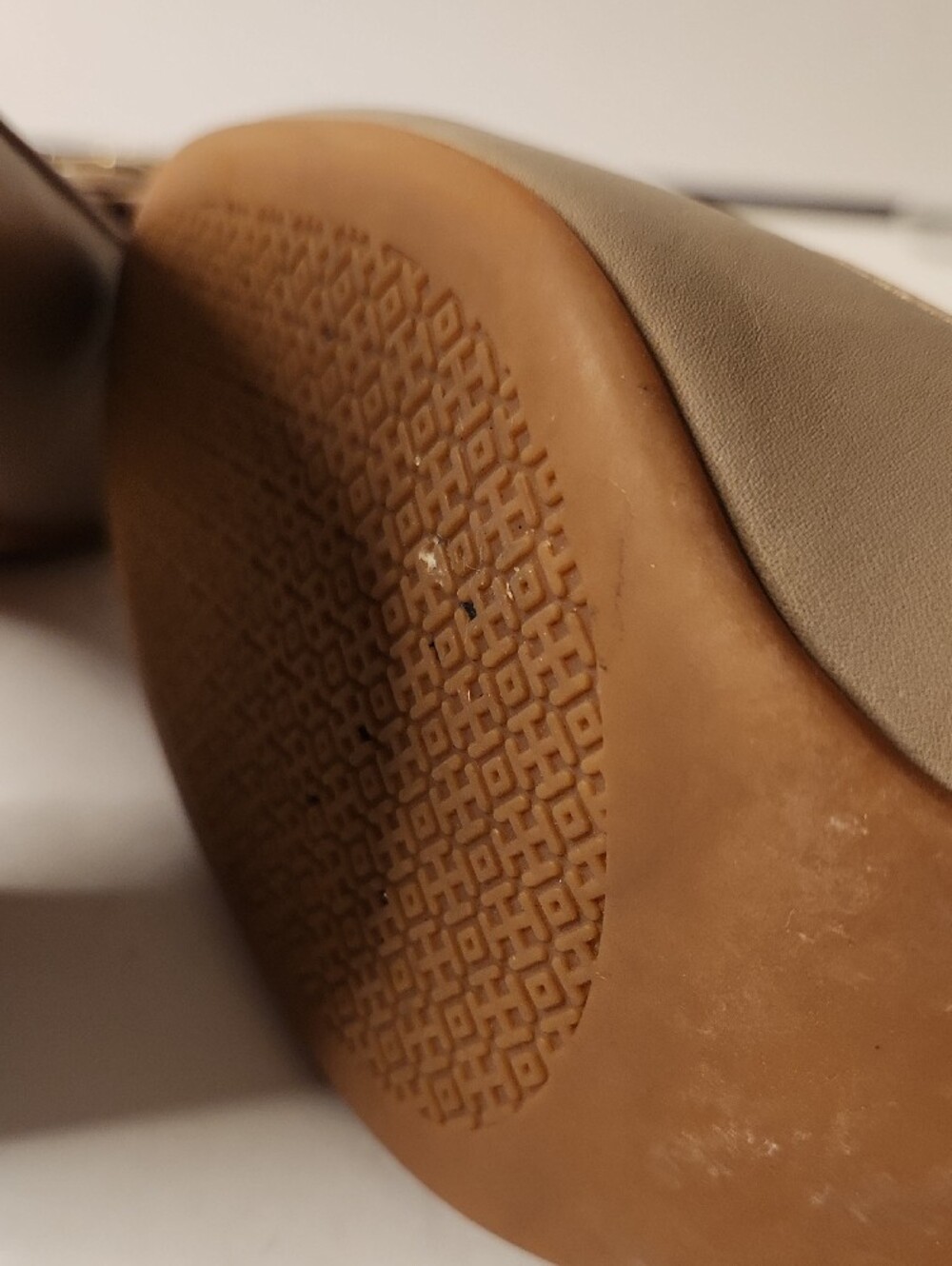 Tory Burch Taupe Leather Logo Medallion Claire Pumps Size 6.5 - Picture 8 of 14